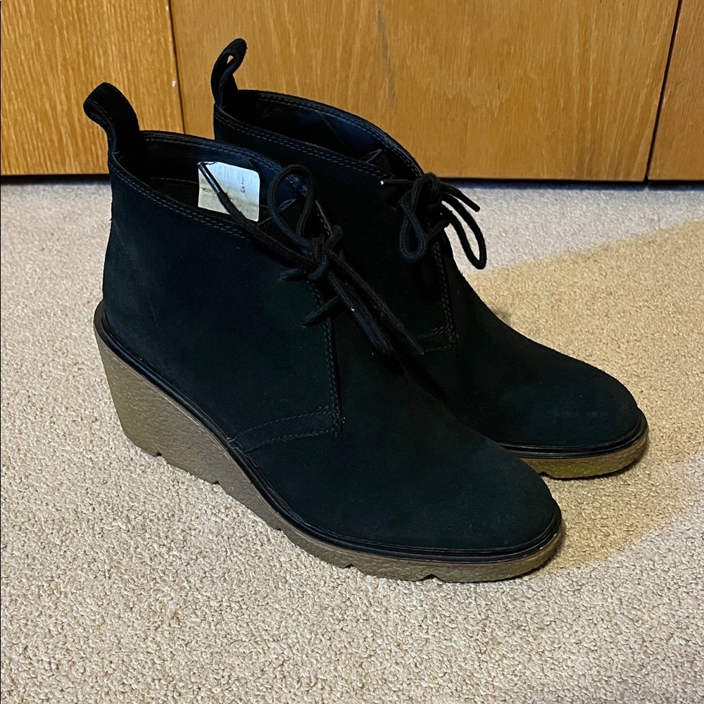 EUC Clarks Clarkford DBT black suede wedge ankle bootie. Sz. 10.